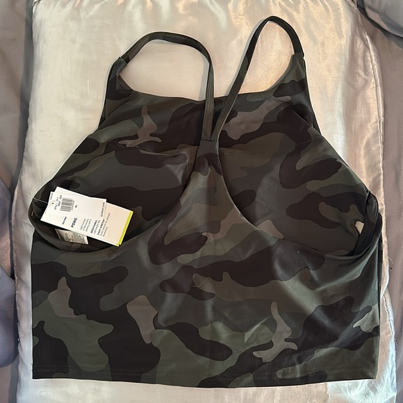 Camo Workout Croptop - Picture 2 of 4